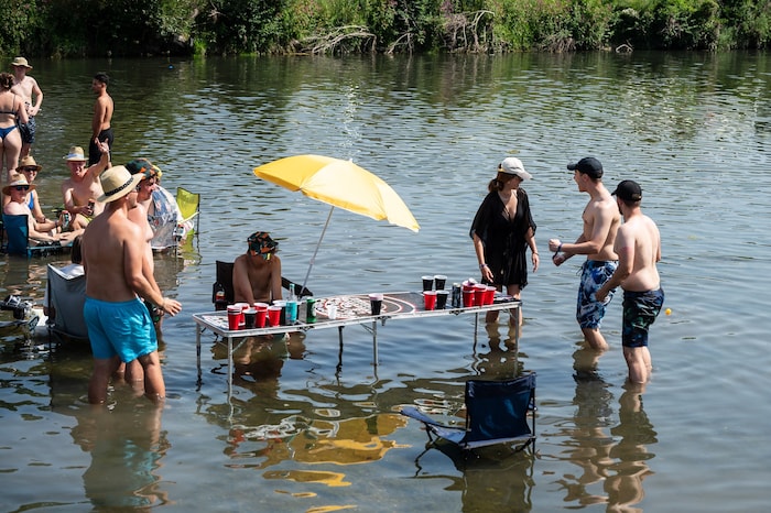 ...auch der Bierpong-Tisch kommt rein ins kühle Nass.