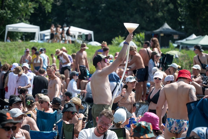 Wer kennt's? Ein Bier-Trichter ist ein Schlauchsystem, bei dem ein Trichter mit Bier gefüllt ...