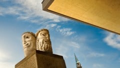 Die Masken vor dem Festspielhaus in Salzburg verfolgen die Debatte um das Schauspiel mit dem ...