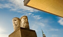 Die Masken vor dem Festspielhaus in Salzburg verfolgen die Debatte um das Schauspiel mit dem ...