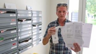 Hermann Dichtl mit Sendungsinformationen zu dem vielgereisten Paket