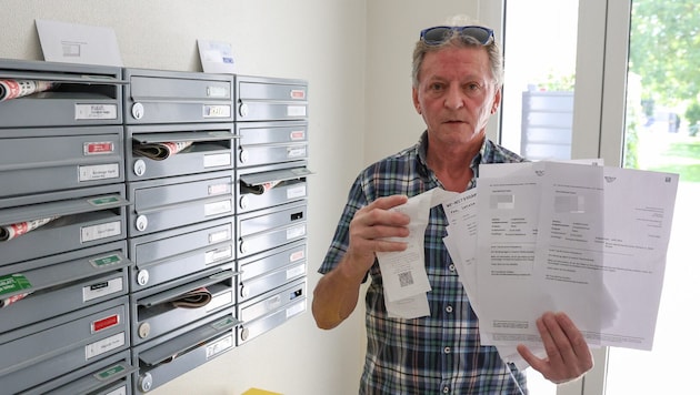 Hermann Dichtl mit Sendungsinformationen zu dem vielgereisten Paket