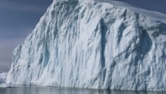 Der Aufprall abbrechender Eisbrocken bringt warmes Wasser an die Meeresoberfläche.