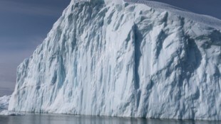 Der Aufprall abbrechender Eisbrocken bringt warmes Wasser an die Meeresoberfläche.