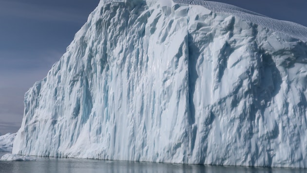 Der Aufprall abbrechender Eisbrocken bringt warmes Wasser an die Meeresoberfläche.