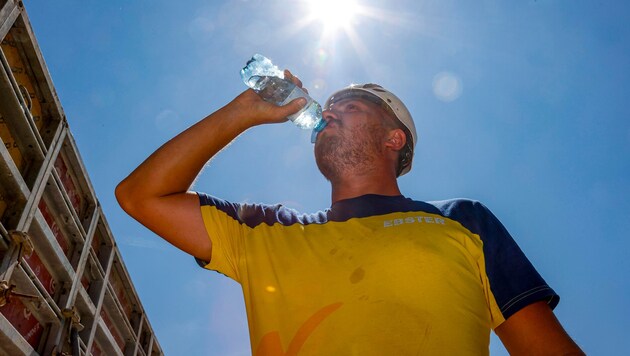 Genug Wasser trinken ist das oberste Gebot, wenn Baustellen in der Sonne glühen.