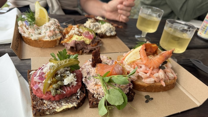Dänemark ist bekannt für Smørrebrød, kreativ belegte Roggenbrote. Im Kopenhagener Feinkostmarkt ...