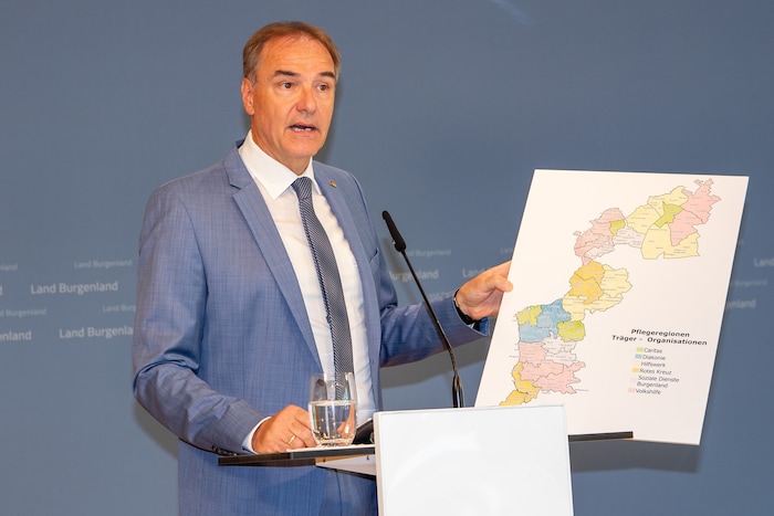 Soziallandesrat Leonhard Schneemann präsentierte die Aufteilung der neuen Pflegeregionen.