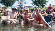 Ein erfrischendes Bad in der Traisen läutete den Auftakt des beliebten Frequency Festivals in ...