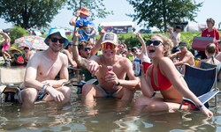 Ein erfrischendes Bad in der Traisen läutete den Auftakt des beliebten Frequency Festivals in ...