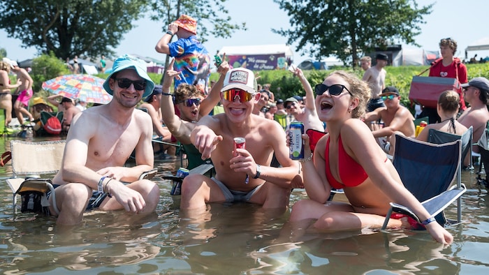 Erprobtes Mittel gegen die Hitze bei Festivalbesuchern ist ein „Bad“ in der Traisen