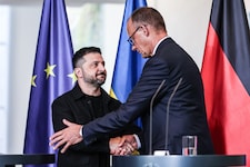 Deutschlands Kanzler Friedrich Merz (re.) hat am Mittwoch gemeinsam mit Wolodymyr Selenskyj ...