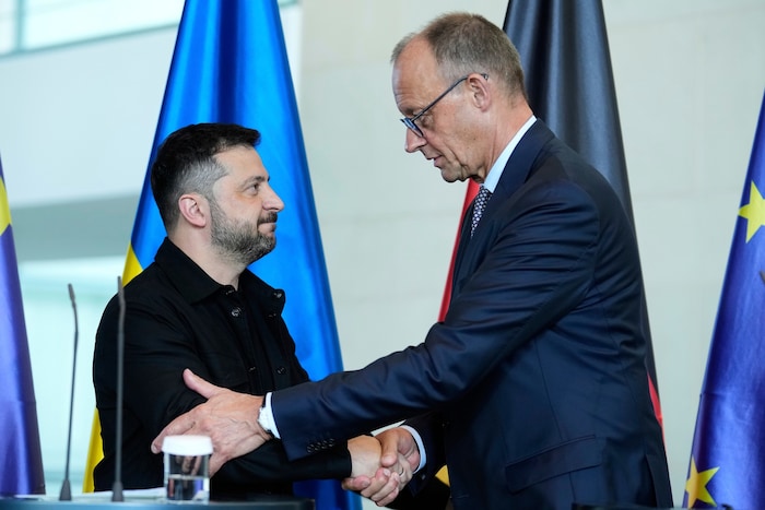 Deutschlands Kanzler Friedrich Merz (re.) hat am Mittwoch gemeinsam mit Wolodymyr Selenskyj ...