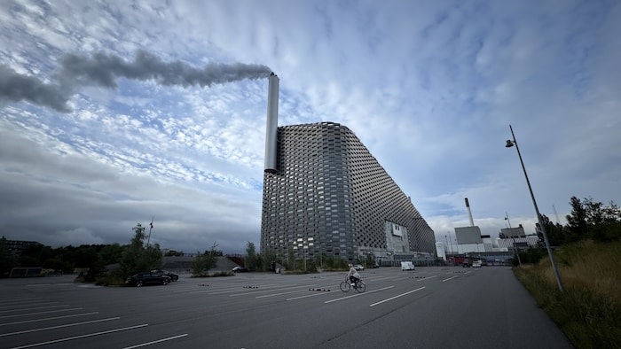 Das Heizkraftwerk CopenHill mit der Skipiste ...