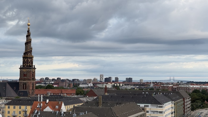 Kopenhagen mit der Vor Frelsers Kirke, im Hintergrund die Öresundbrücke, die nach Malmö führt.