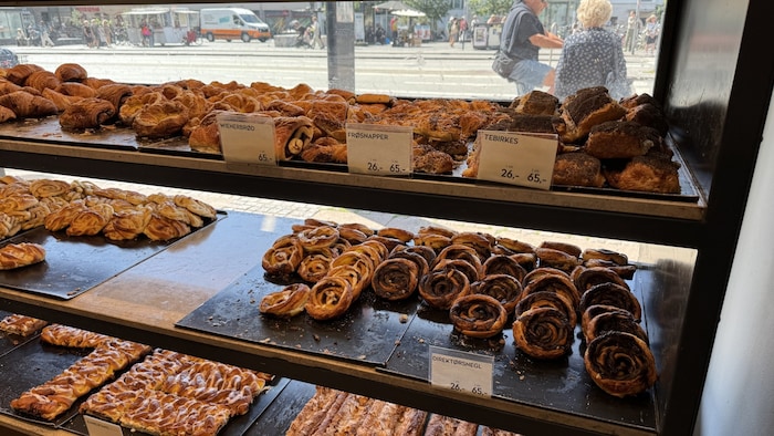 Herrliche Auswahl an Gebäck, Brot, Torten und Sandwiches.