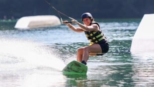 Im Waldbad Anif wagte sich Sonja Gigler auf das Wakeboard
