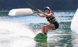 Im Waldbad Anif wagte sich Sonja Gigler auf das Wakeboard