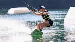 Im Waldbad Anif wagte sich Sonja Gigler auf das Wakeboard