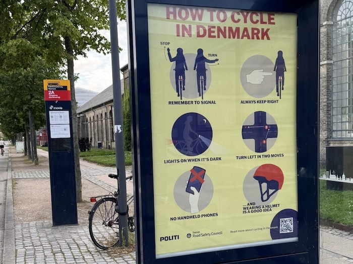 Radfahrregeln stehen in Kopenhagen an vielen Bushaltestellen. Viele Radfahrer halten sich auch ...