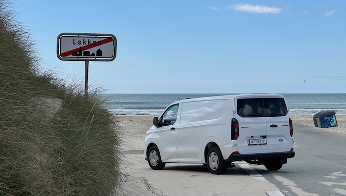 Der Strand kann hier ganz normal als Straße genutzt werden – bis Tempo 30. Fußgänger haben ...