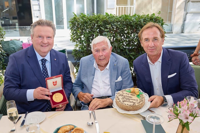 Jubilar Peter Weck mit Bürgermeister Ludwig (li.) und Mario Plachutta (re.)