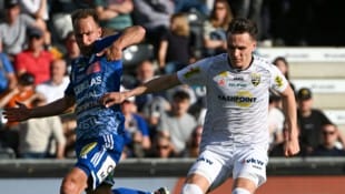 Hartberg (li. Tobi Kainz) soll am Transfermarkt zuschlagen.