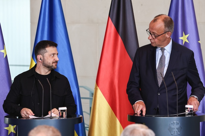 Deutschlands Kanzler Friedrich Merz (re.) hat am Mittwoch gemeinsam mit Wolodymyr Selenskyj ...