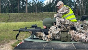 30 Kilometer von der russischen Grenze entfernt üben sich die 18-Jährigen im Schießen.