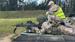 30 Kilometer von der russischen Grenze entfernt üben sich die 18-Jährigen im Schießen.