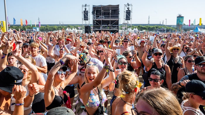 Durch die Gluthitze ließen sich die Fans etwas bitten, bis sie endgültig aufs Festivalgelände ...