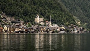 Hallstatt ist ein malerisches Dorf in Oberösterreich, bekannt für seine atemberaubende Lage am ...