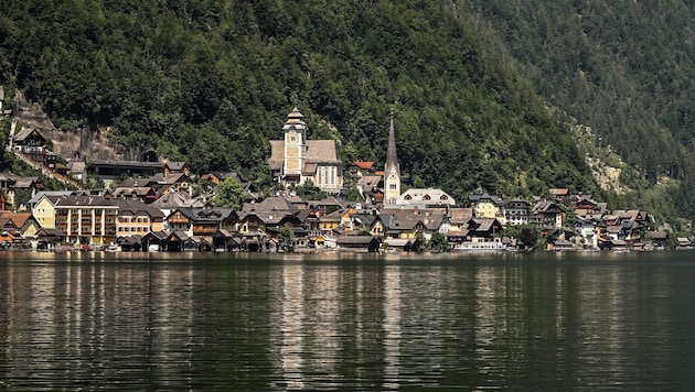 Hallstatt ist ein malerisches Dorf in Oberösterreich, bekannt für seine atemberaubende Lage am ...