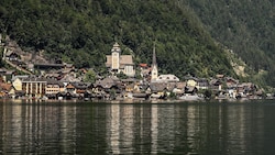 Hallstatt ist ein malerisches Dorf in Oberösterreich, bekannt für seine atemberaubende Lage am ...