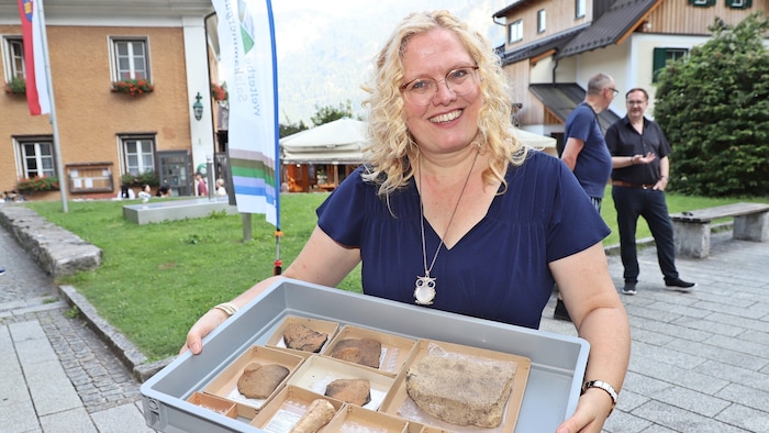 Karina Grömer mit Steinklingen: Das Naturhistorische Museum forscht hier in enger Kooperation ...
