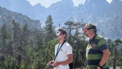 Geologe Dr. Stefan Kellerbauer (r.) und der professionelle Drohnenpilot Alexander Koller ...