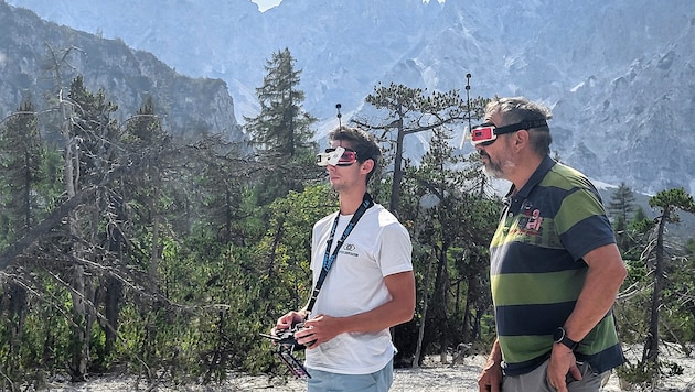 Geologe Dr. Stefan Kellerbauer (r.) und der professionelle Drohnenpilot Alexander Koller ...