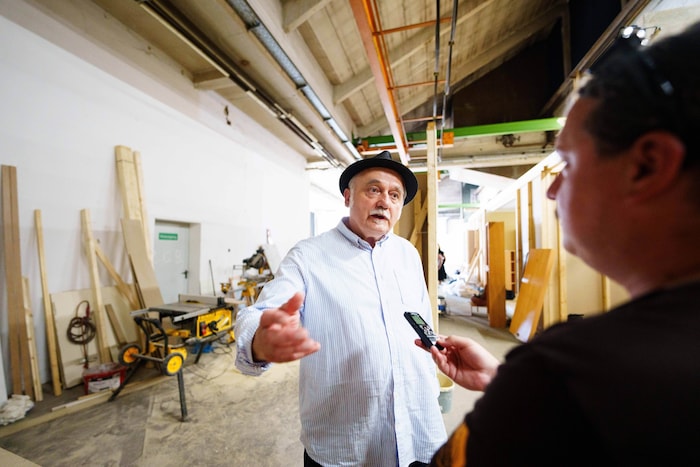 Karl Fischer im Gespräch mit „Krone“-Redakteur Robert Fröwein in den Simmeringer Werkshallen.