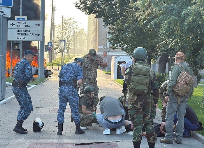 Russische Offiziere leisten nach den Attacken in Belgorod Erste Hilfe.