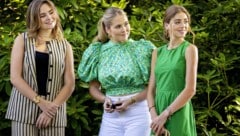 Thronfolgerin Amalia (Mitte) mit ihren Schwestern Ariane und Alexia beim Sommerfototermin der ...