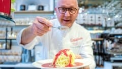 Dario Fontanella (73), hier in seiner Eismanufaktur, hat das Spaghetti-Eis kreiert.