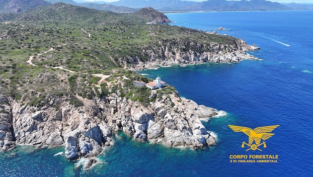 Die Felsen mit Blick auf einen der schönsten Strände im Norden Sardiniens Rene Bianca wurden mit ...