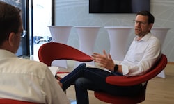 „Krone“-Redakteur Manuel Schwaiger (li.) und Handelssprecher Roman Eberharter beim großen ...