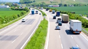 Auf Österreichs Autobahnen gilt ein Tempolimit von 130 km/h. Eine Erhöhung wird immer wieder von ...