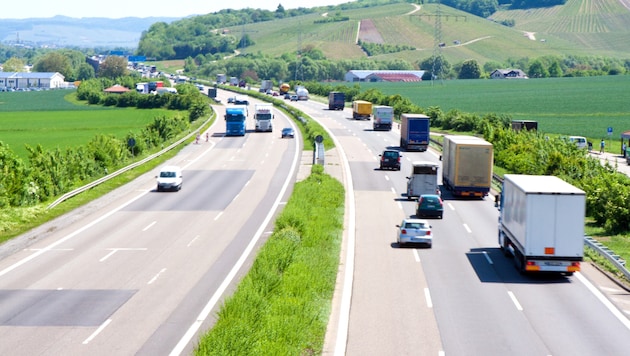 Auf Österreichs Autobahnen gilt ein Tempolimit von 130 km/h. Eine Erhöhung wird immer wieder von ...