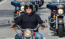 Popstar Billy Joel versteigert wegen seiner Erkrankung dutzende Motorräder.