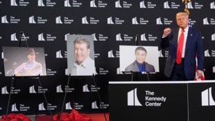 US-Präsident Donald Trump präsentiert die neuen „Kennedy Center Honors“-Preisträger – darunter ...