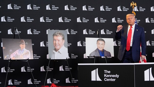 US-Präsident Donald Trump präsentiert die neuen „Kennedy Center Honors“-Preisträger – darunter ...