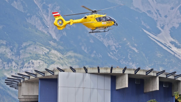 Mit dem Notarzthubschrauber wurde der Schwerverletzte in die Innsbrucker Klinik geflogen.