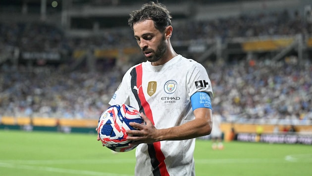 Manchester-City-Profi Bernardo Silva hat erklärt, dass er höfliches Spalier-Stehen für Meister ...